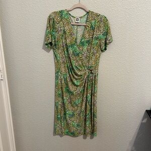 Anne Klein midi dress. V neck. Green pattern. Brown tortoise buckle. Size M/L